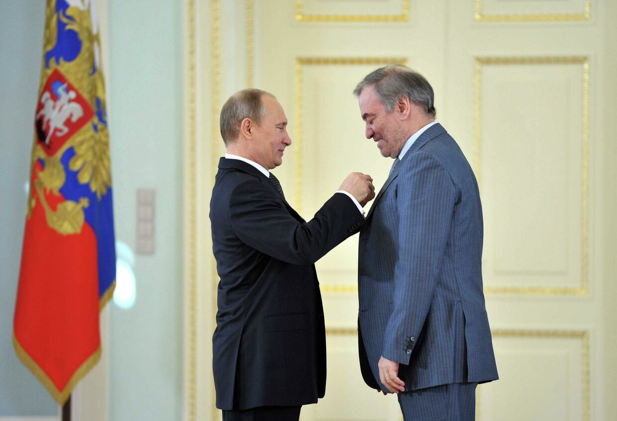 Президент России Владимир Путин (слева) и художественный руководитель Мариинского театра, дирижер Валерий Гергиев, награжденный золотой медалью Герой Труда