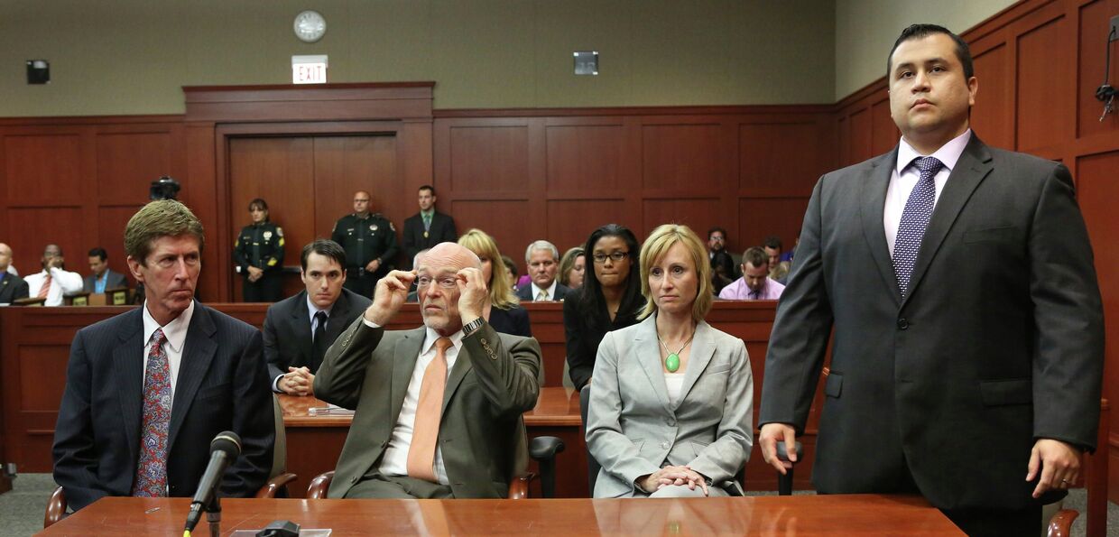Джордж Циммерман на суде (крайний справа)