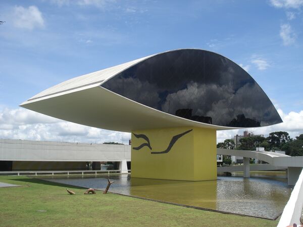 Музей Museu Oscar Niemeyer в Бразилии