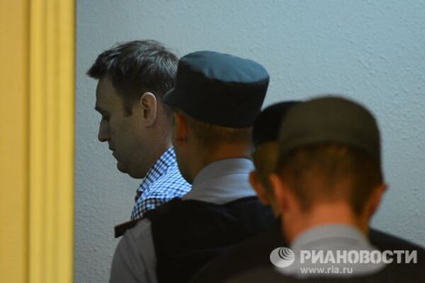 Сотрудники полиции уводят из зала суда Алексея Навального