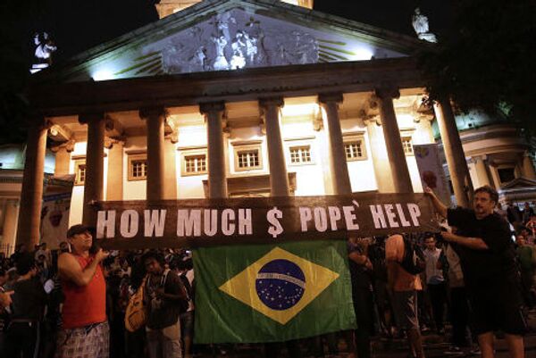 Демонстрация против визита папы Римского Франциска в Бразилию 
