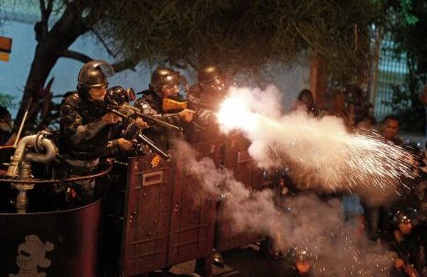 Полиция пытается усмирить демонстрантов в Рио-де-Жанейро