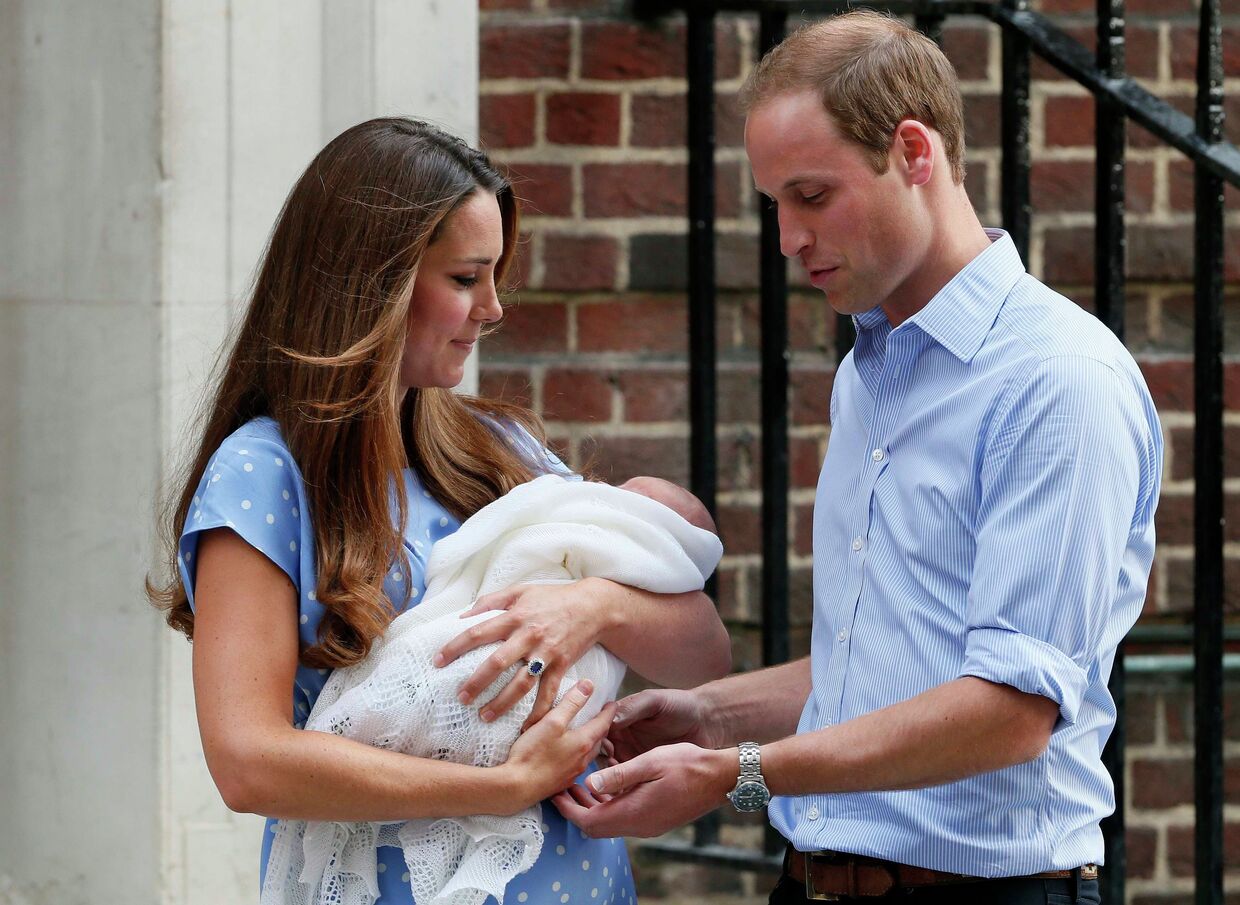 Герцог и герцогиня Кембриджские с сыном возле больницы святой Марии