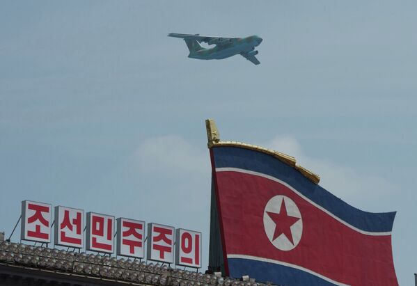 Военно-транспортный самолет Ил-76 во время парада в Пхеньяне