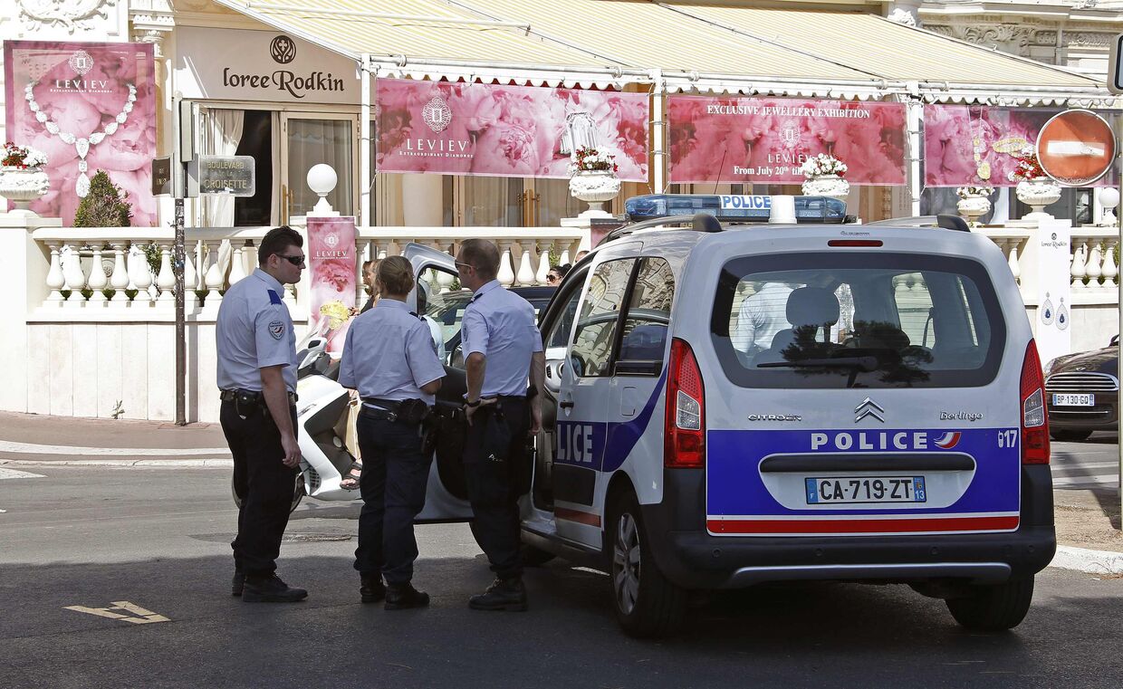 Полиция около гостиницы «Карлтон» в Каннах