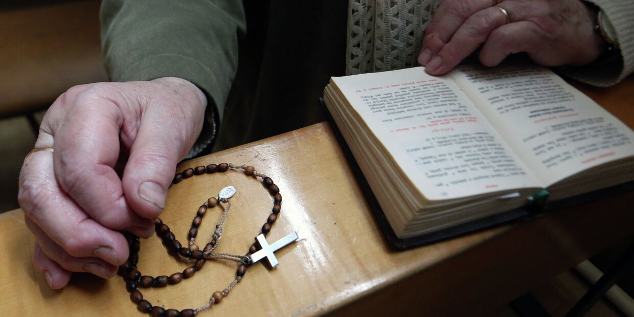 Верующая с молитвенником в католической кирхе