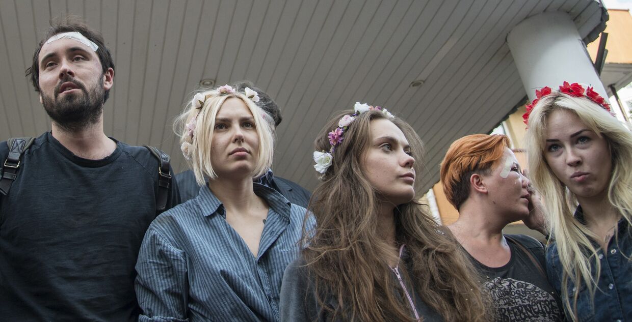 Участницы движения Femen после избиения