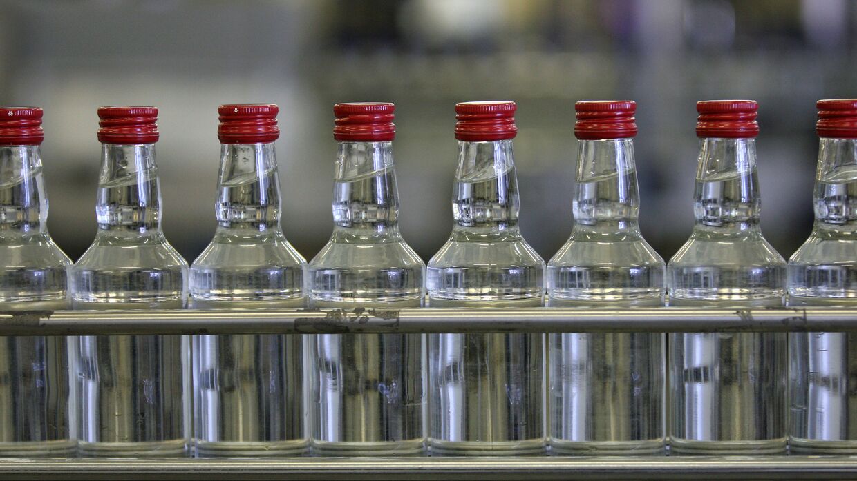Бутылки с водкой на транспортере на Казанском ликеро-водочном заводе