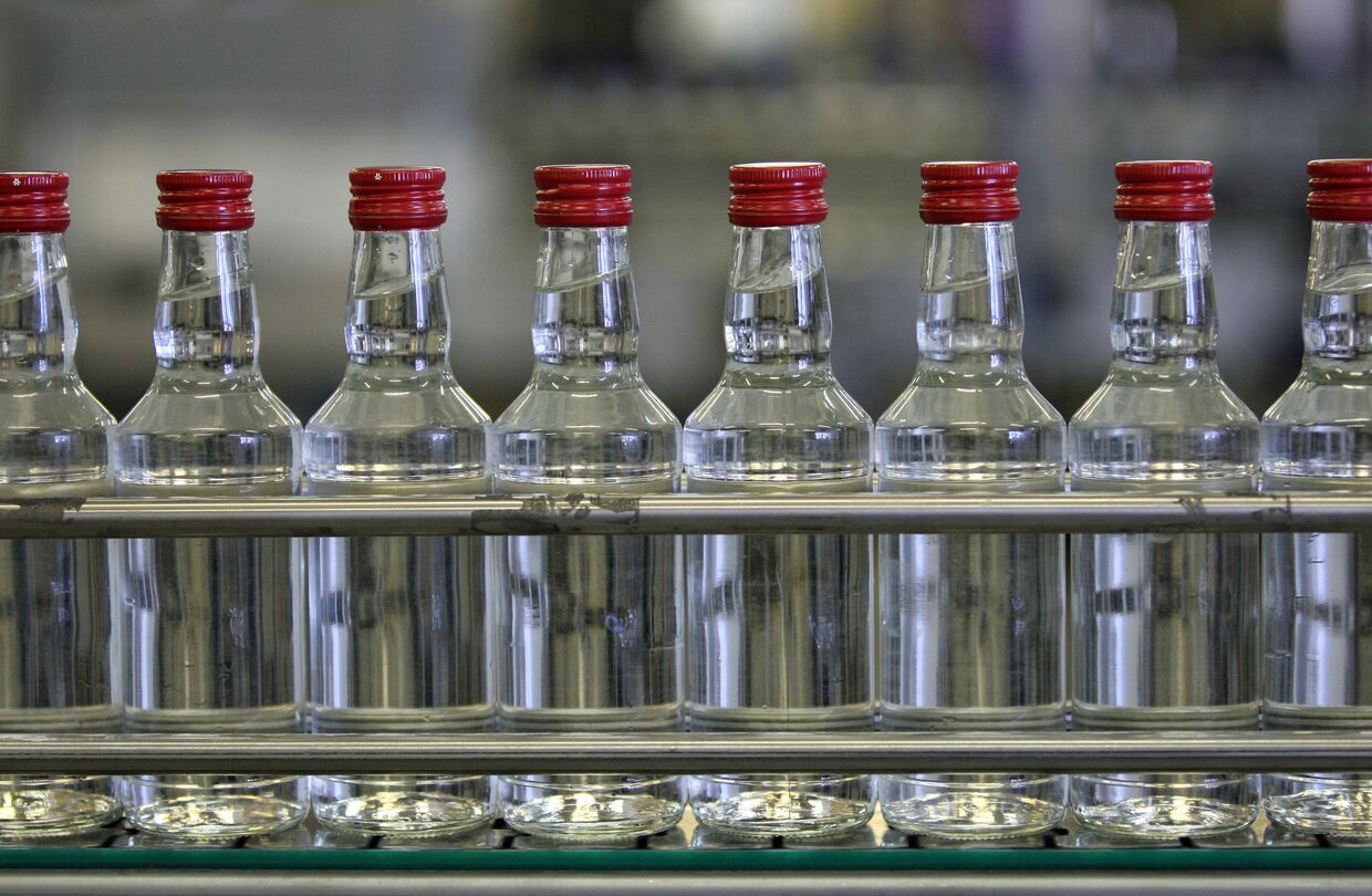 Бутылки с водкой на транспортере на Казанском ликеро-водочном заводе