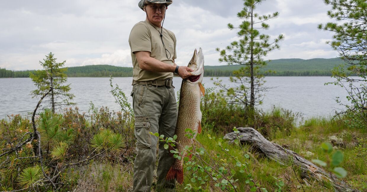 Владимир Путин во время рыбалки в Красноярском крае 