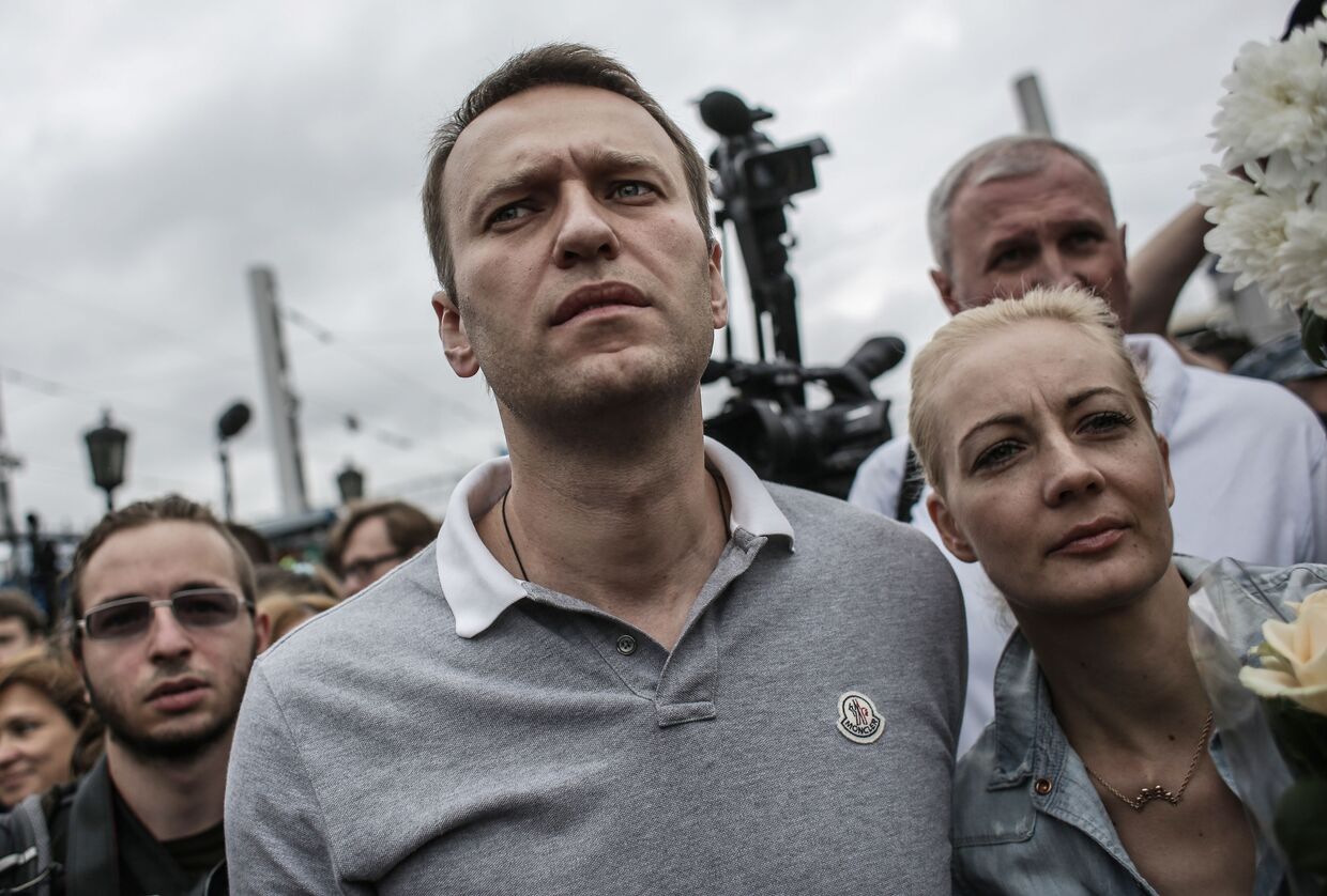 кандидат в мэры Москвы Алексей Навальный с супругой Юлией на Ярославском вокзале