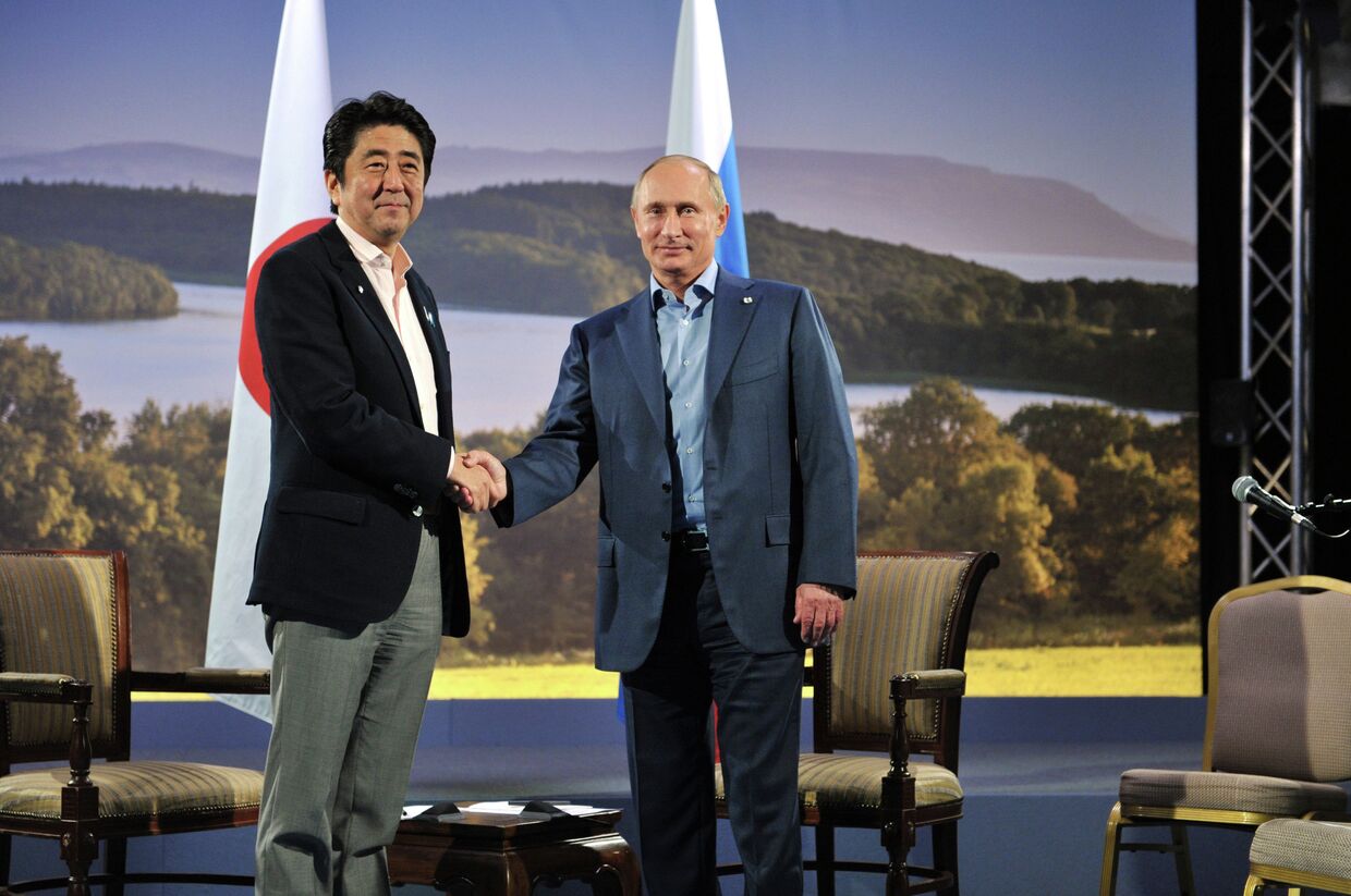 Синдзо Абэ и Владимир Путин во время встречи в рамках саммита G8 в Северной Ирланди. Архив