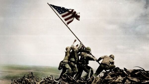 Американские морские пехотинцы поднимают флаг над Иводзимой