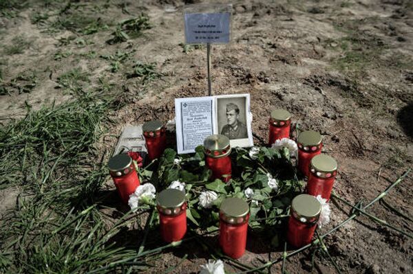 Фотография погибшего воина  на кладбище для военнослужащих Вермахта у города Духовщина