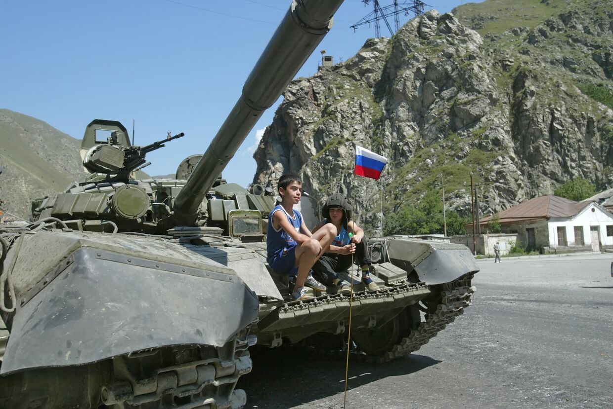 Российский танк в пригороде Цхинвала