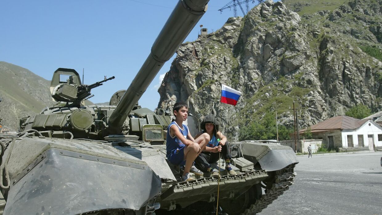 Российский танк в пригороде Цхинвала