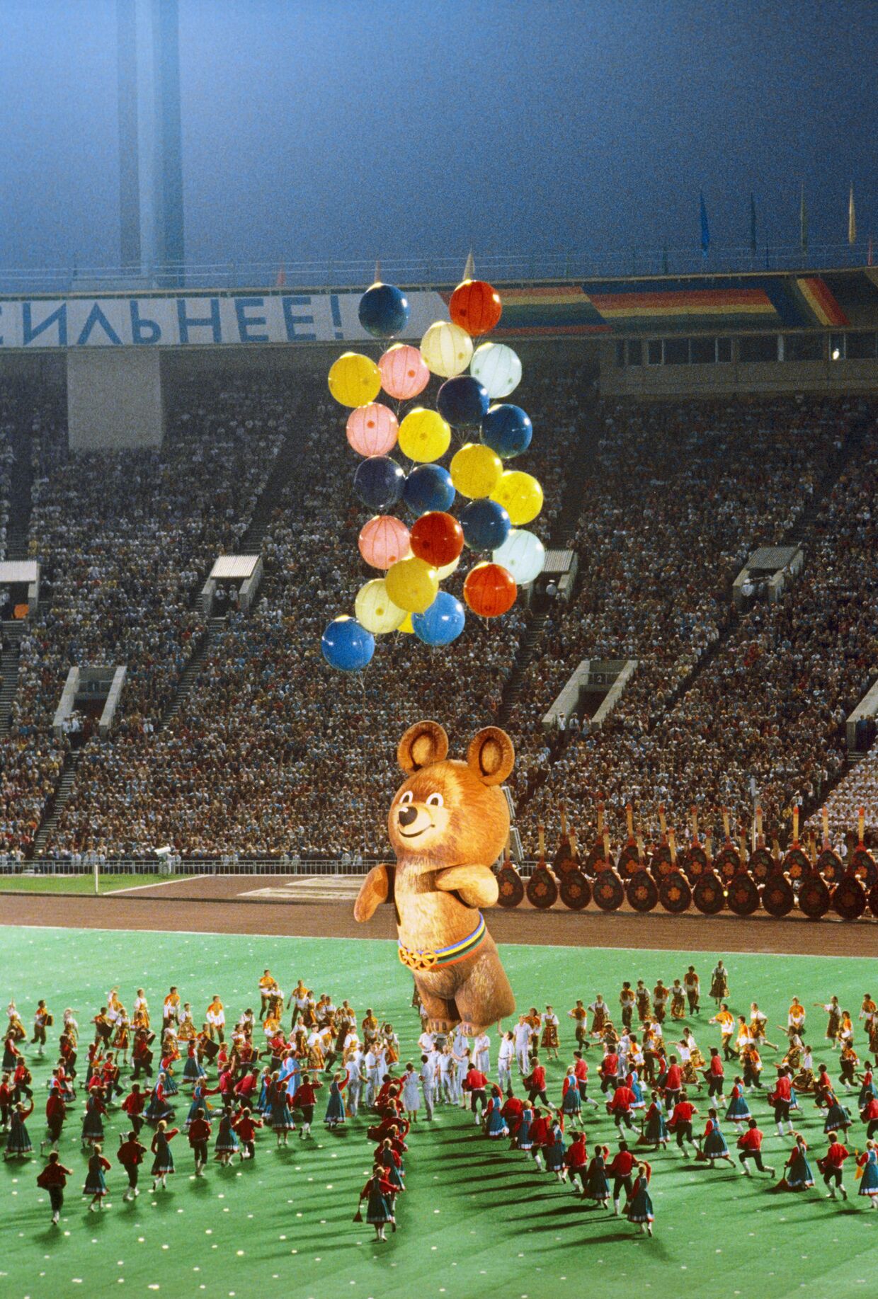 Прощание олимпийского. Олимпийский мишка 1980. Олимпийский мишка 1980 плачет. Олимпийский мишка 1980 улетает.