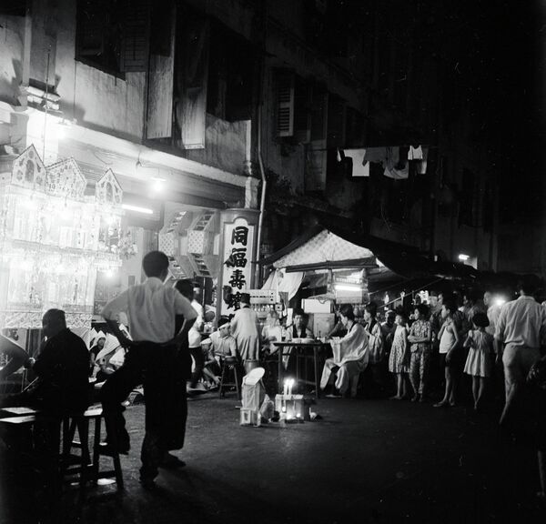 Жители Сингапура на вечерней улиц
