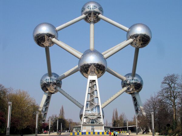 Атомиум — одна из главных достопримечательностей и символ Брюсселя