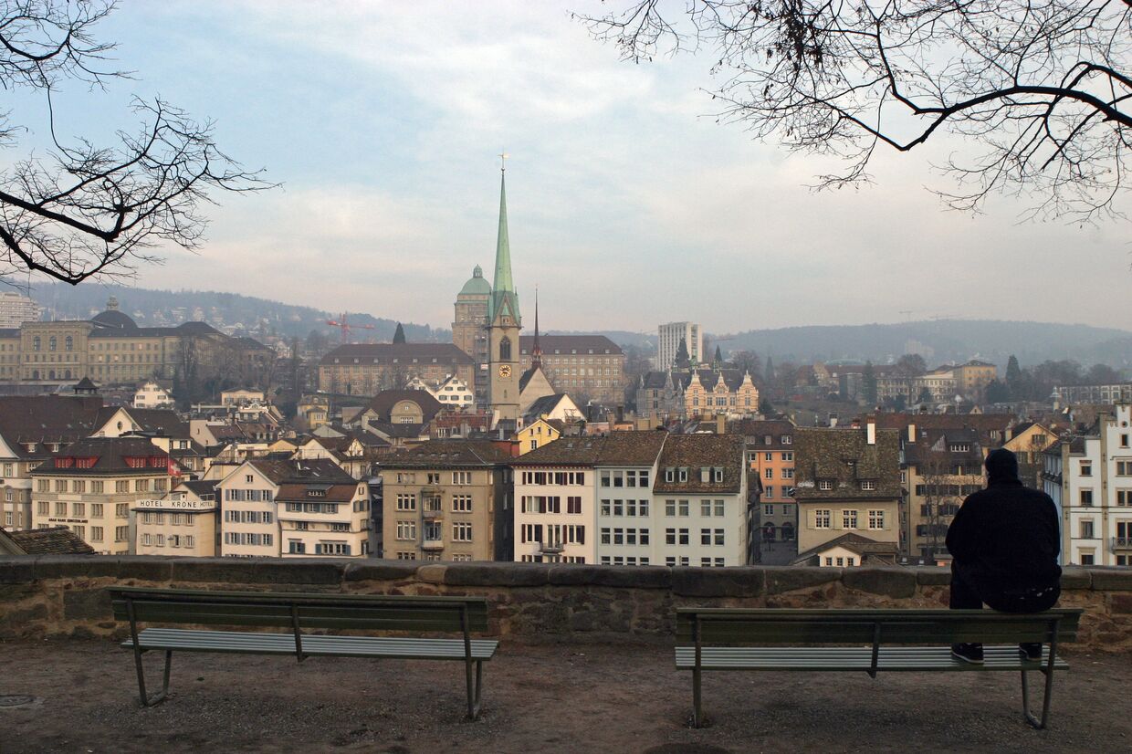 Вид со стороны реки Лиммат на собор Фраумюнстер в Цюрихе