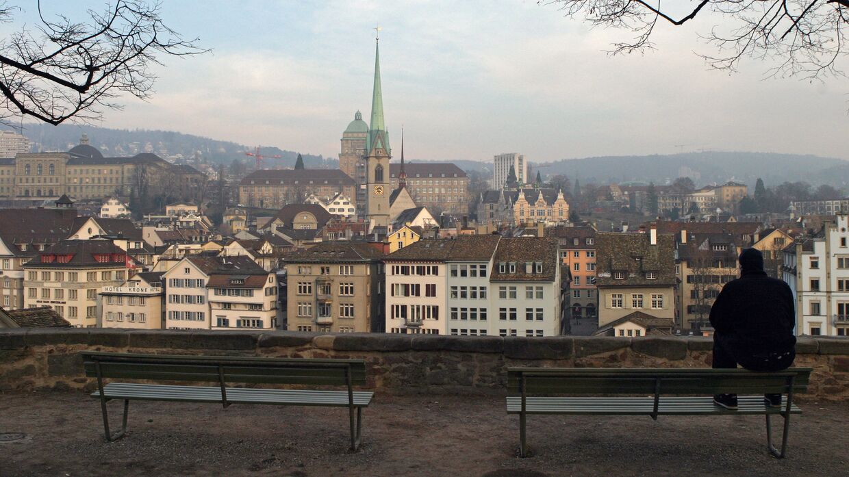 Вид со стороны реки Лиммат на собор Фраумюнстер в Цюрихе