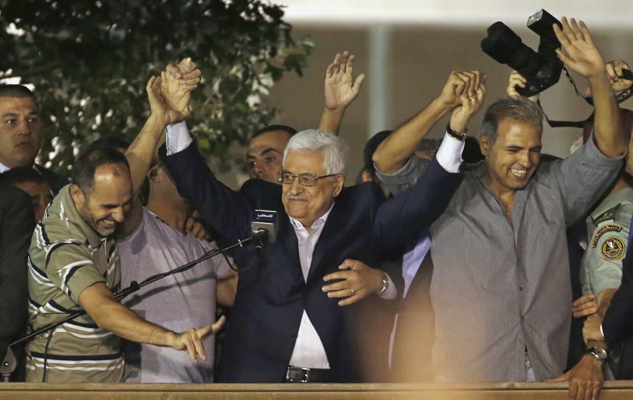 Президент Палестины Аббас с осовбожденными из израильских тюрем заключенными