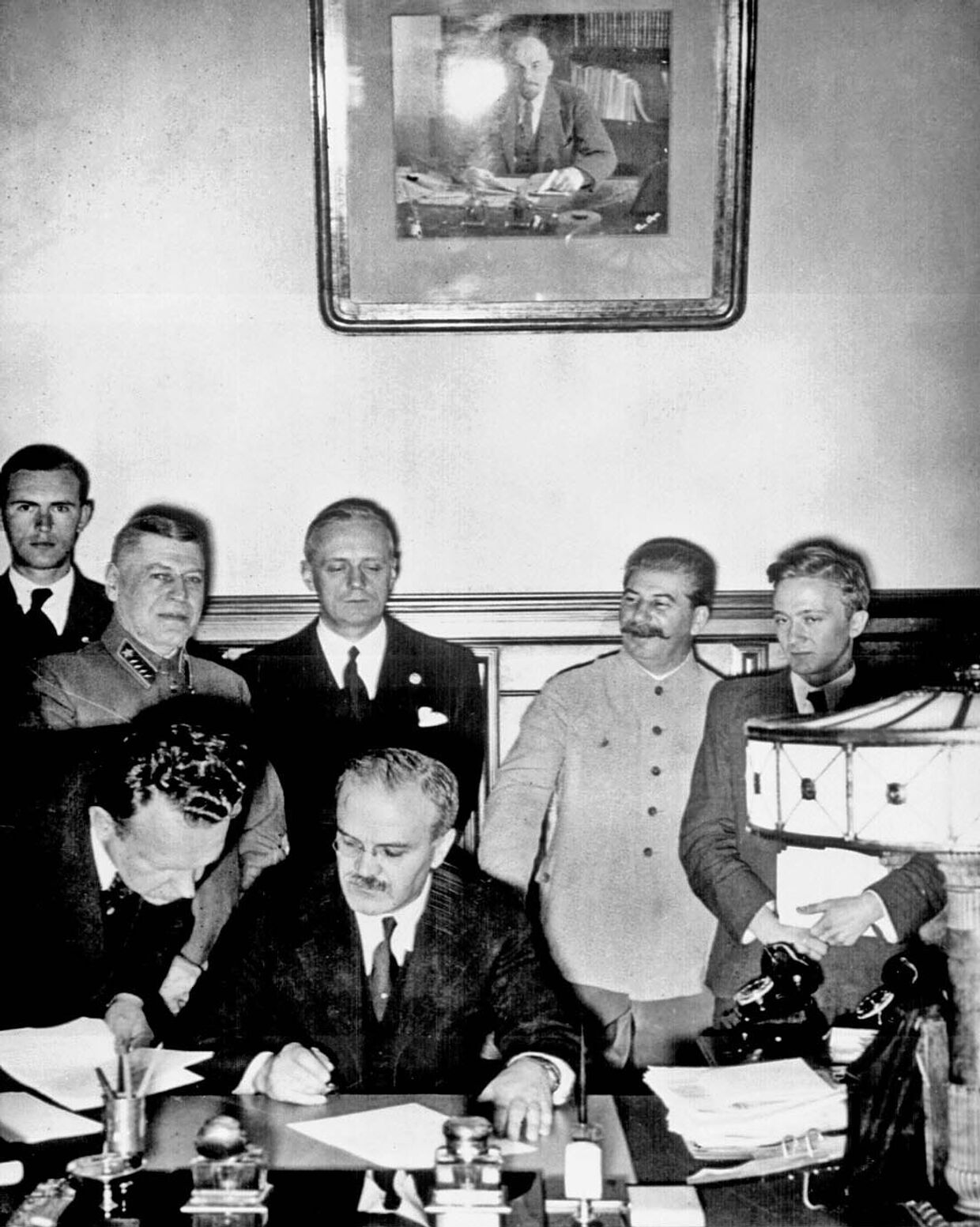 Молотов подписывает Договор о ненападении между Германией и Советским Союзом