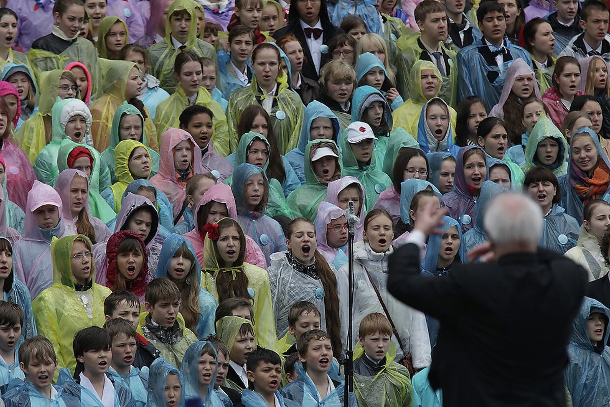 Хор в 4,335 тысячи человек поет у стен Исаакиевского собора в Петербурге