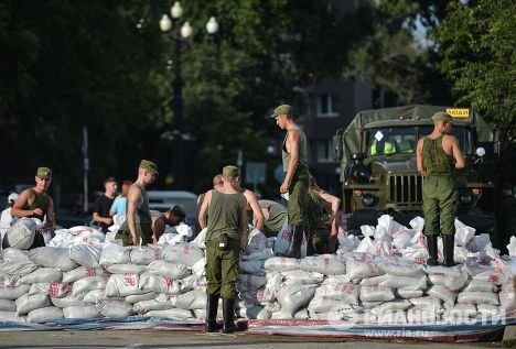 Военнослужащие строят дополнительную дамбу на набережной Хабаровска