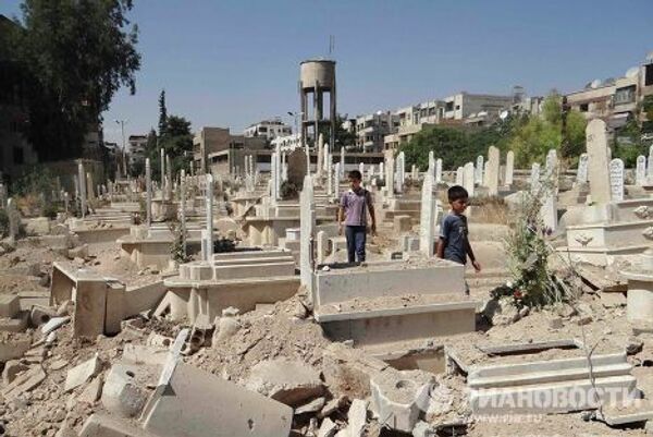 Дети гуляют у могил в окрестностях Дамаска