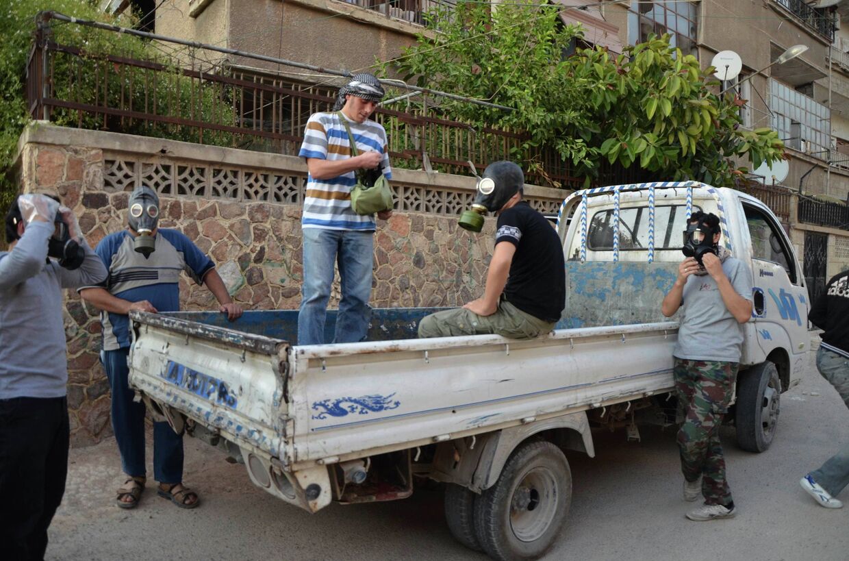 Активисты в пригороде Дамаска ищут пострадавших и собирают образцы для проверки факта использования химического оружия