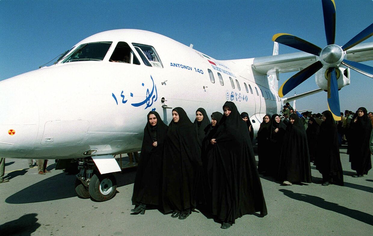 Иранские женщины осматривают самолет «Иран-140»