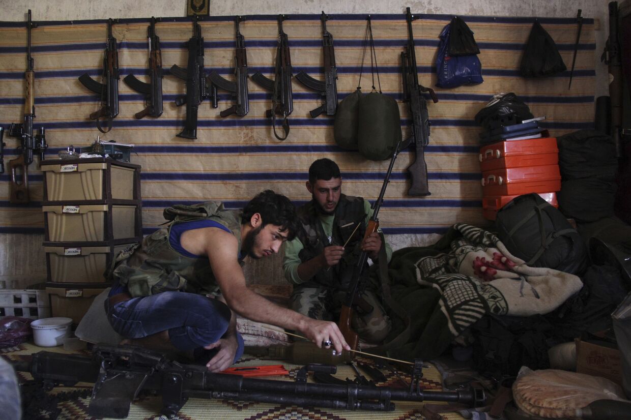 Бойцы Свободной сирийской армии на складе оружия в Кансафре