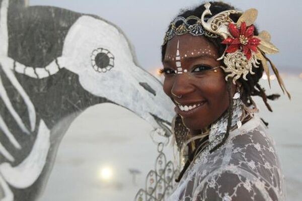 Участница фестиваля Burning Man 2013 Вирджиния Байни из Филадельфии