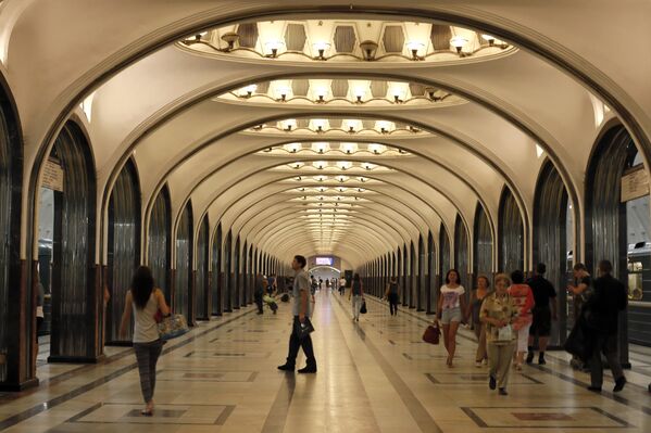 Люди на станции московского метро «Маяковская»