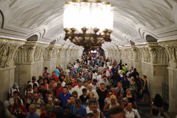 Люди на станции «Проспект мира» московского метро