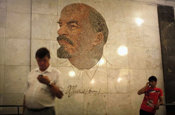 Портрет Ленина на станции «Библиотека имени Ленина» московского метро