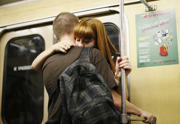 Пара в вагоне метро в Москве
