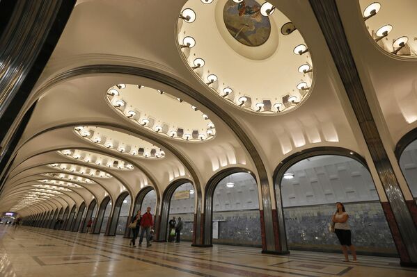 Люди на станции «Маяковская» московского метро