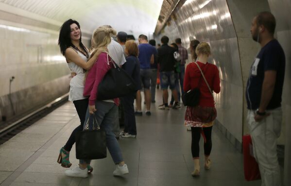 Девушки на станции «Тургеневская» московского метро