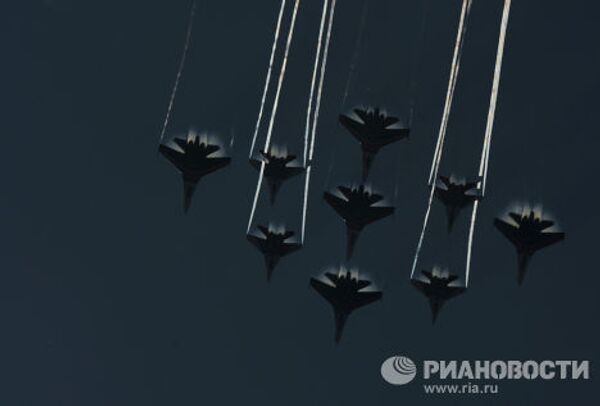 Демонстрационные полеты пилотажных групп «Русские витязи» и «Стрижи» на авиасалоне МАКС-2013