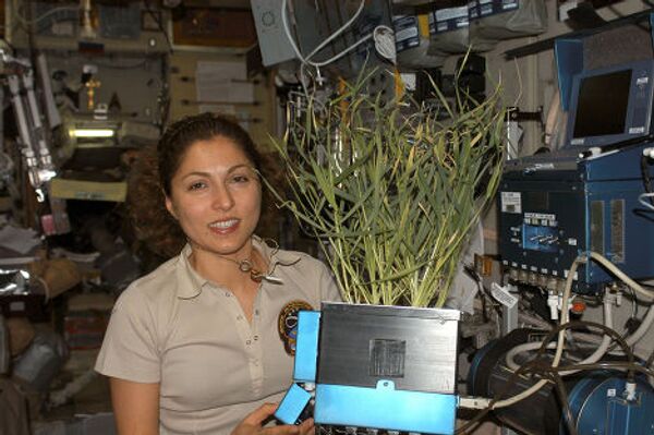 Первая женщина-космический турист Ануше Ансари с растением, выращенным на модуле «Звезда»