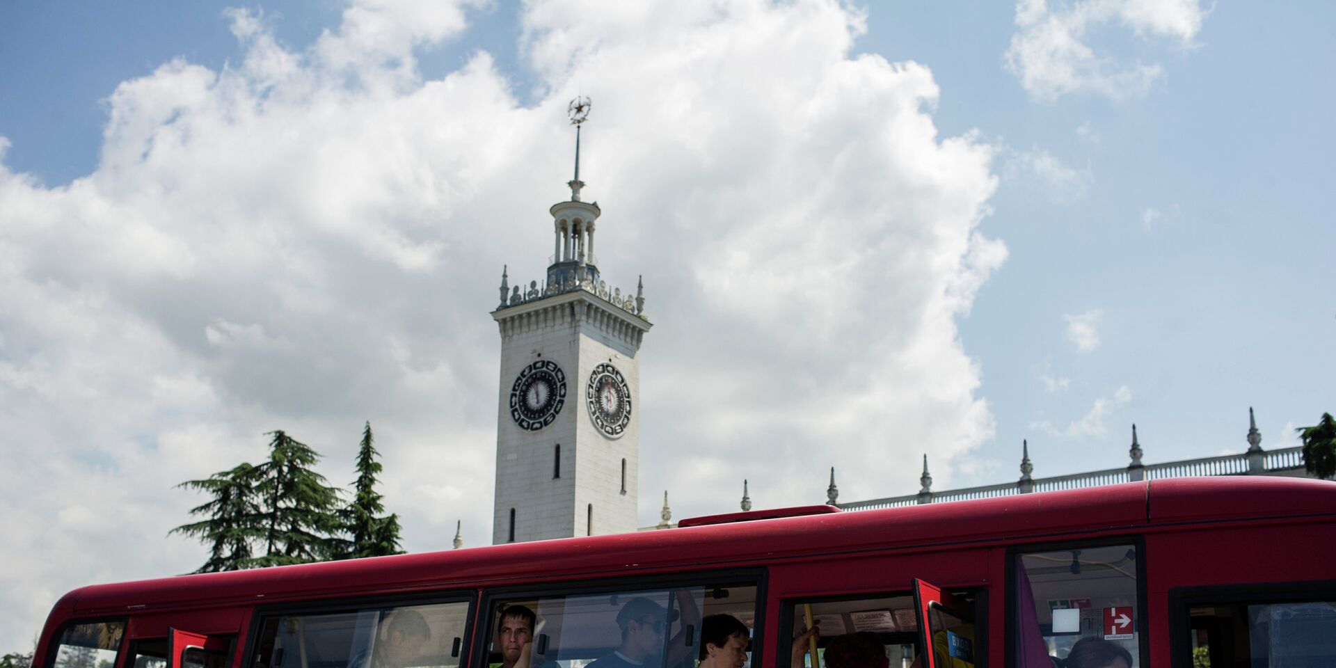 Пассажиры в автобусе на остановке общественного транспорта у железнодорожного вокзала города Сочи - ИноСМИ, 1920, 17.07.2023