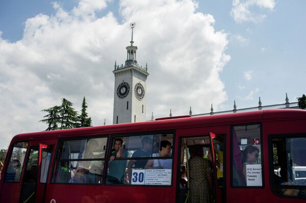 Пассажиры в автобусе на остановке общественного транспорта у железнодорожного вокзала города Сочи