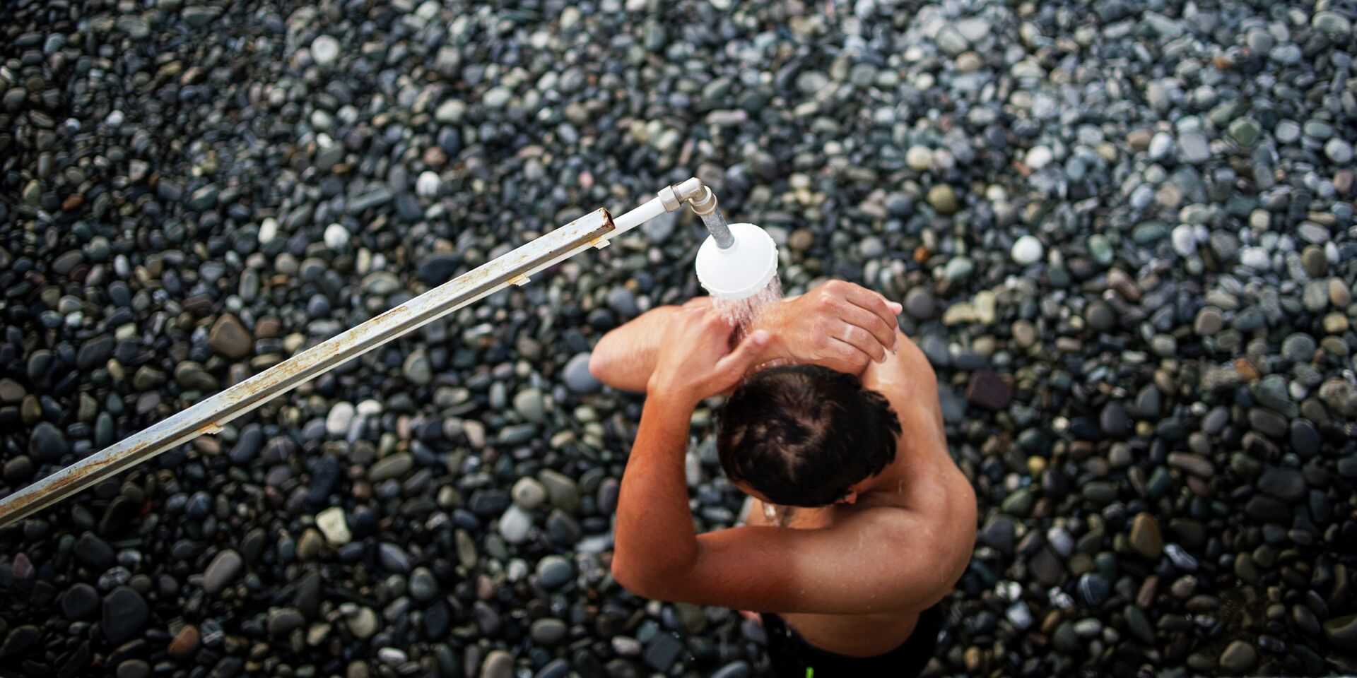Отдыхающий принемает душ на пляже в городе Сочи - ИноСМИ, 1920, 21.01.2023