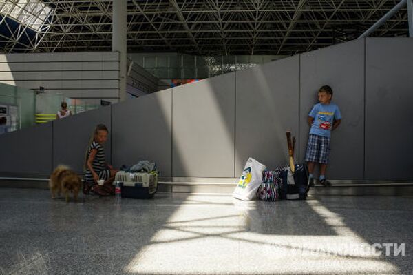 Пассажиры в аэропорту города Сочи
