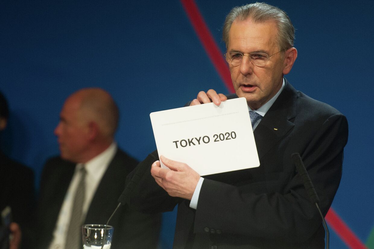 Президент Международного олимпийского комитета (МОК) Жак Рогге объявляет Токио столицей летних Олимпийских игр 2020 года