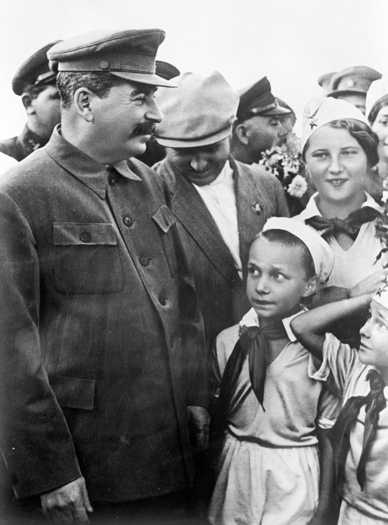 Иосиф Сталин и Вячеслав Молотов на встрече с пионерами