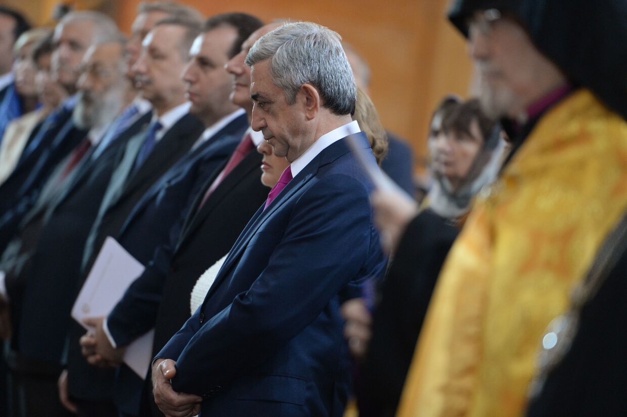 Президент Армении Серж Саргсян (в центре) во время церемонии освящения Кафедрального собора Армянской Апостольской Церкви в Москве