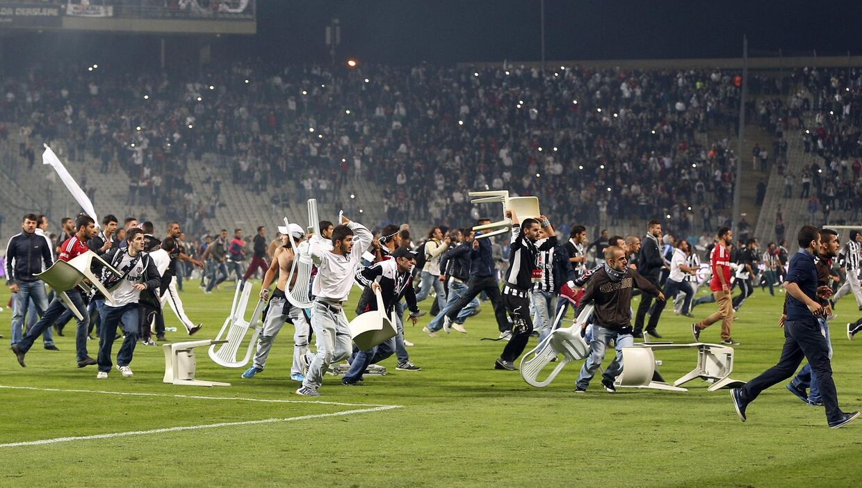 Беспорядки во время матча «Бешикташ» - «Галатасарай» в Стамбуле